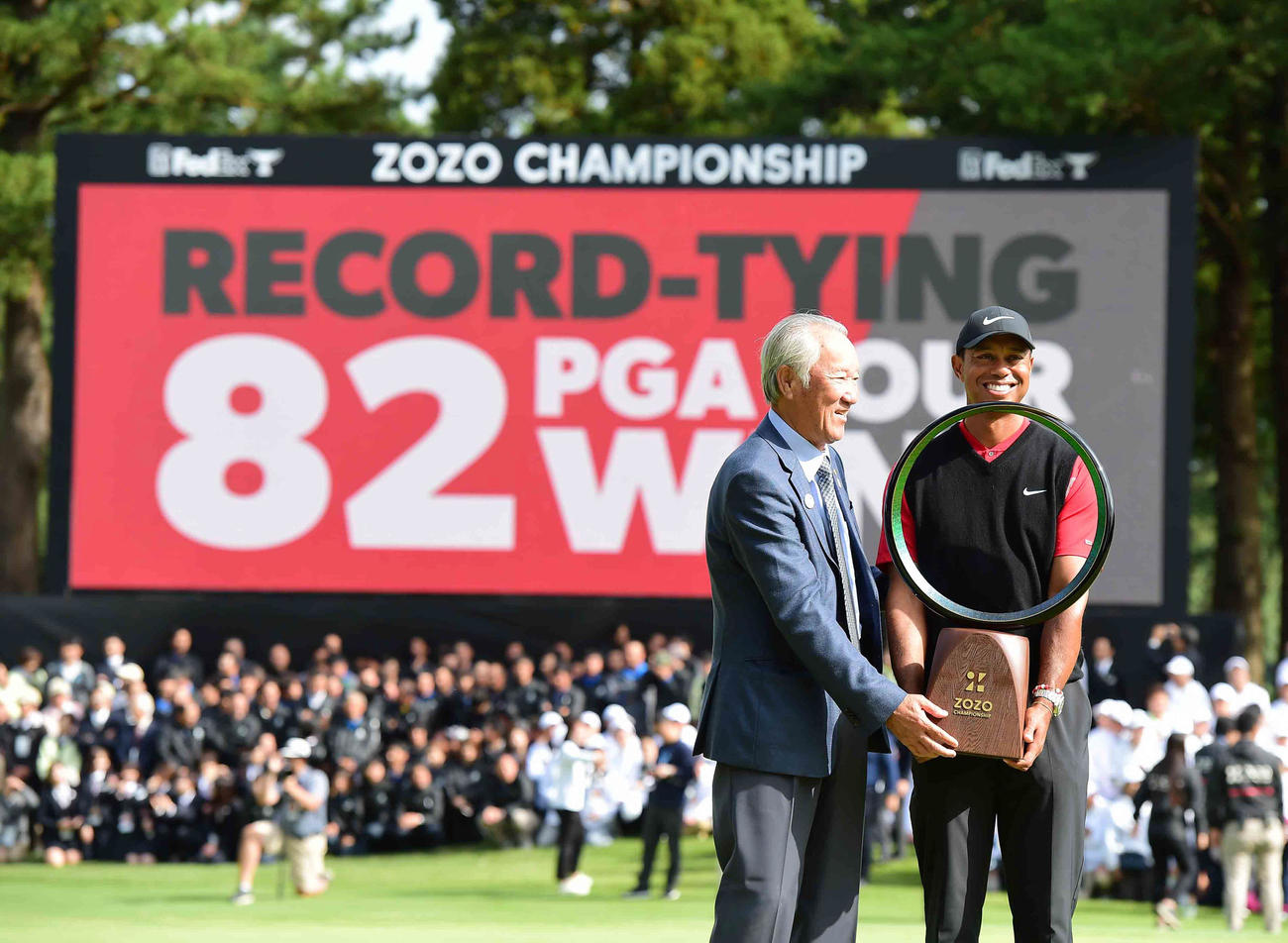 ZOZOチャンピオンシップ　PGA通算史上タイとなる82勝目を挙げたウッズは日本ゴルフツアー機構（JGTO）の青木会長（左）と記念撮影（19年10月27日撮影）