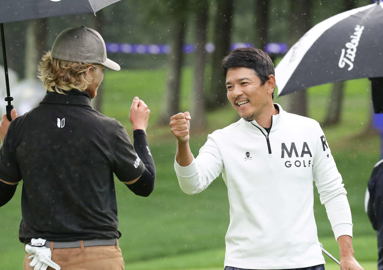 18番、首位と2打差の単独2位でホールアウトした矢野（右）（撮影・丹羽敏通）