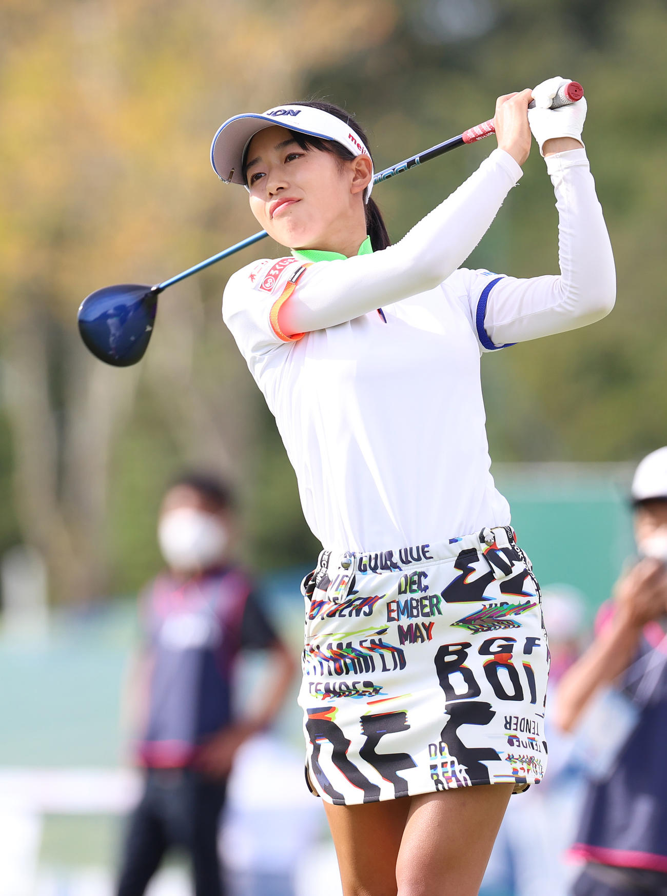 1番、ティーショットを放つ吉本（撮影・河野匠）