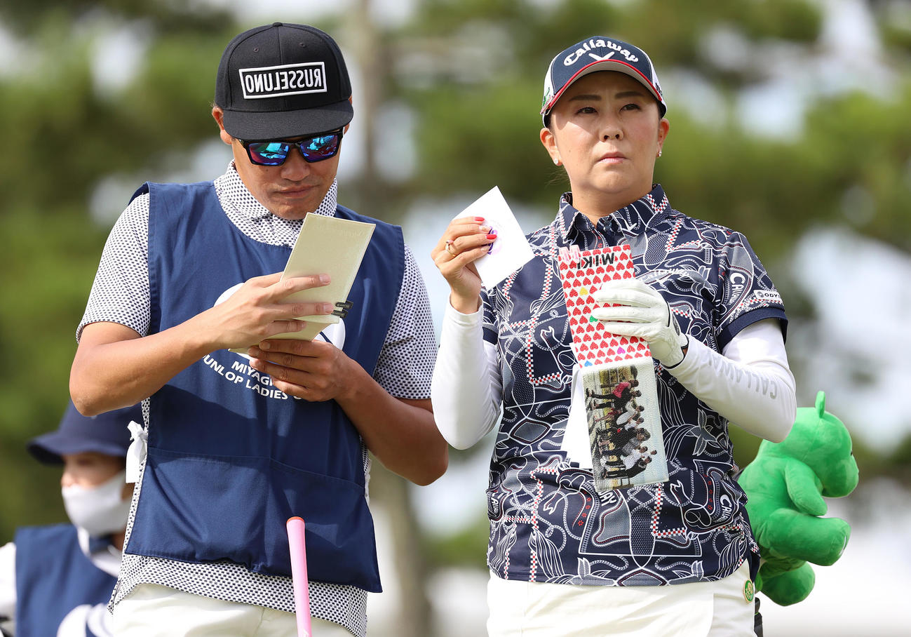 10番、キャディーと打ち合わせる佐伯（撮影・河野匠）