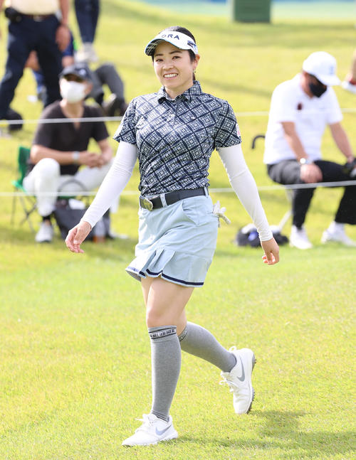 1番、笑顔でセカンド地点に向かう仲宗根（撮影・河野匠）