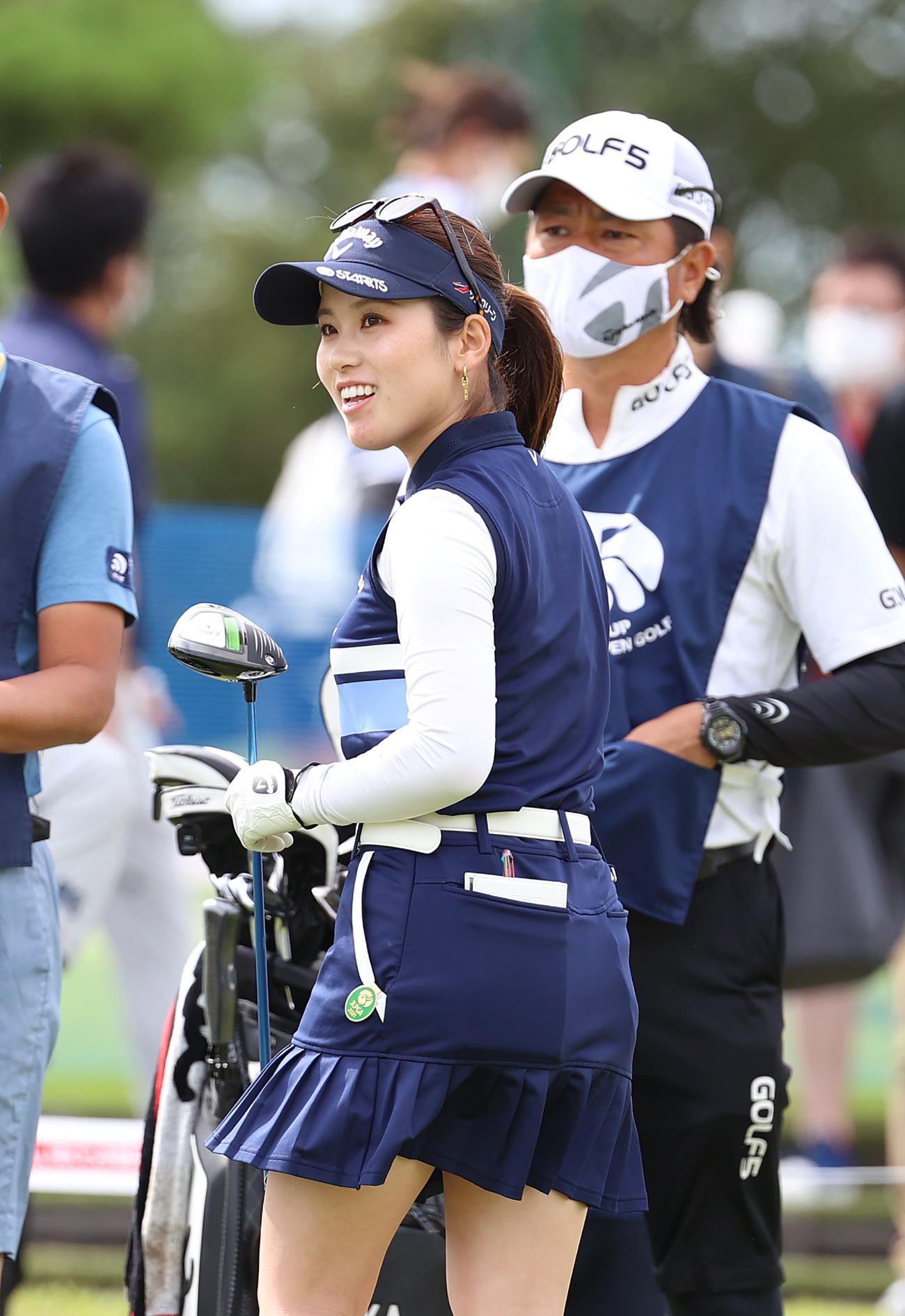 1番、ティーショットを終えフェアウエーを見つめる西村（撮影・河野匠）
