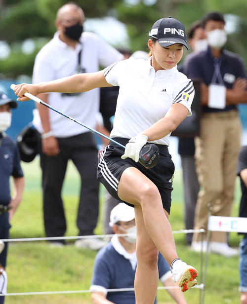 1番、ストレッチする渋野（撮影・河野匠）