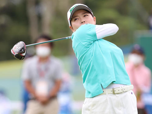 1番、ティーショットを放つ勝（撮影・河野匠）