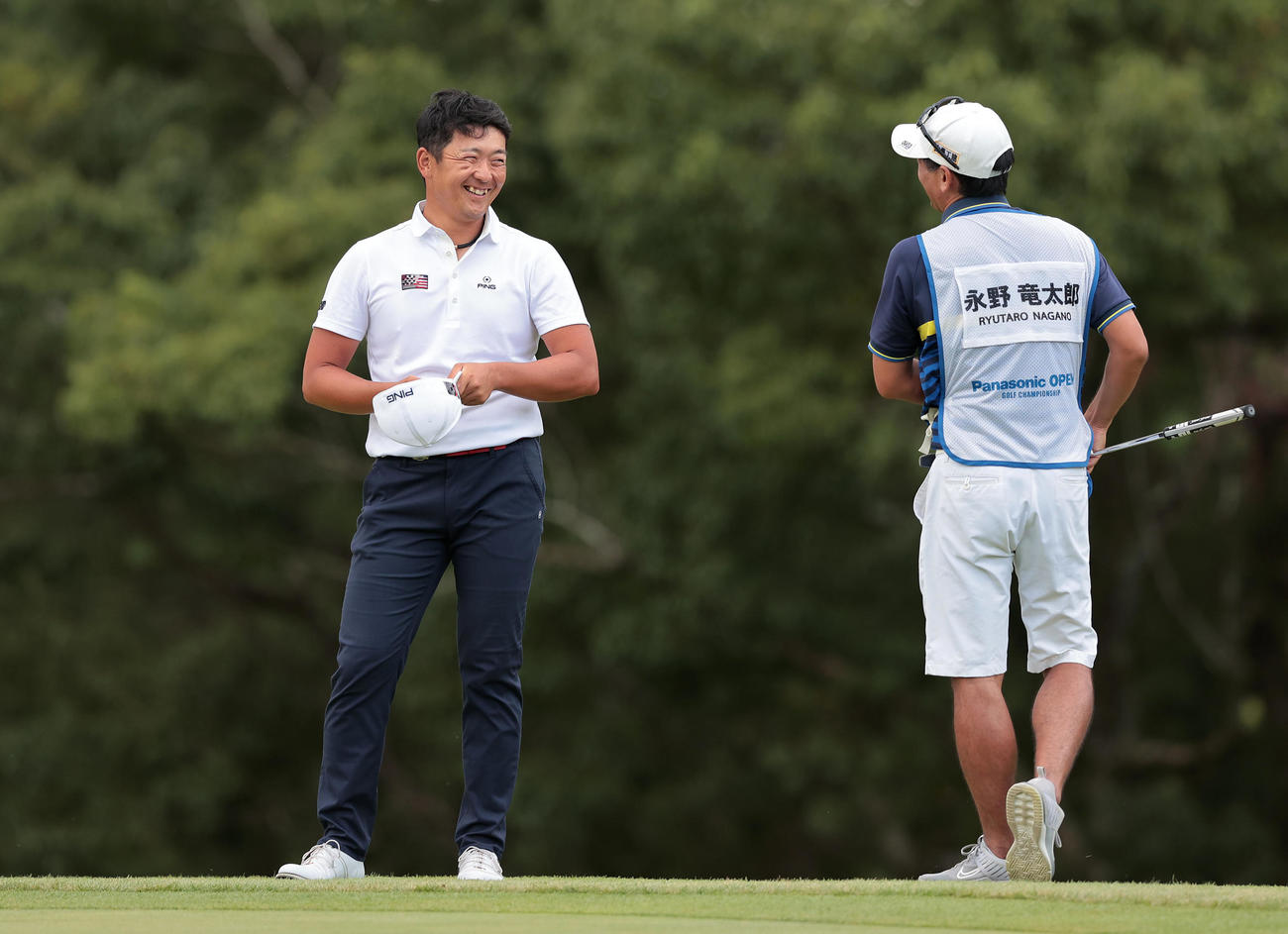 18番、笑顔でキャディーと話す永野竜太郎（左）（撮影・前田充）