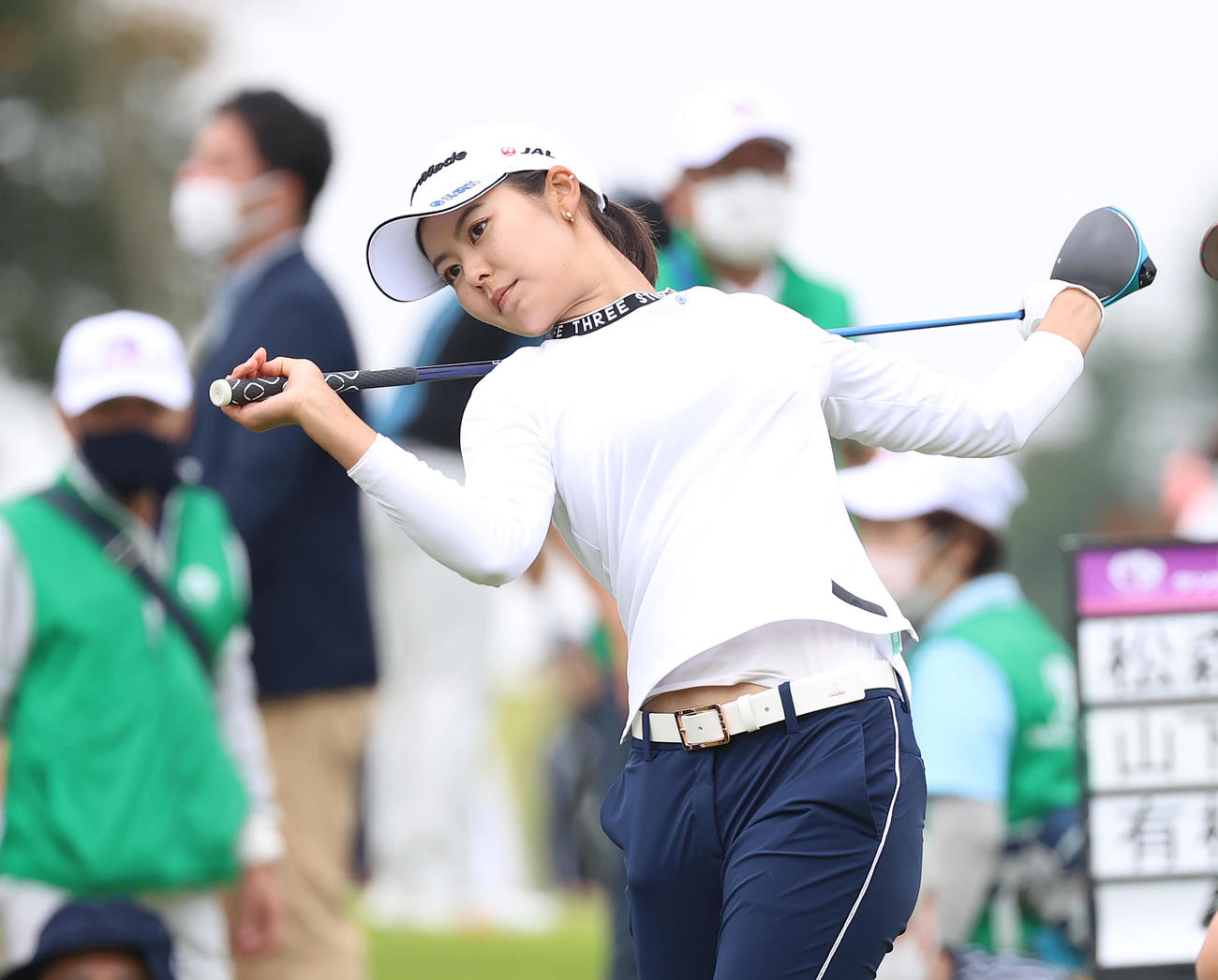 1番、スタート前にストレッチする松森（撮影・河野匠）