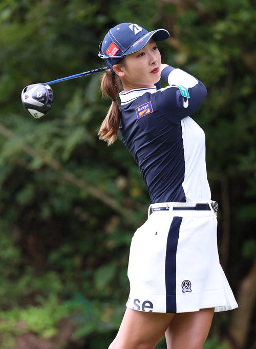 2番、ティーショットを放つ松田（撮影・河野匠）