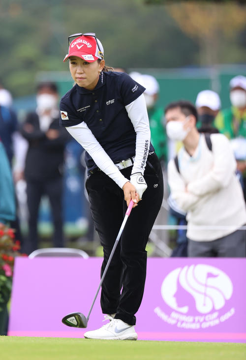 1番、ティーショットを放ち打球を見つめる上田（撮影・河野匠）