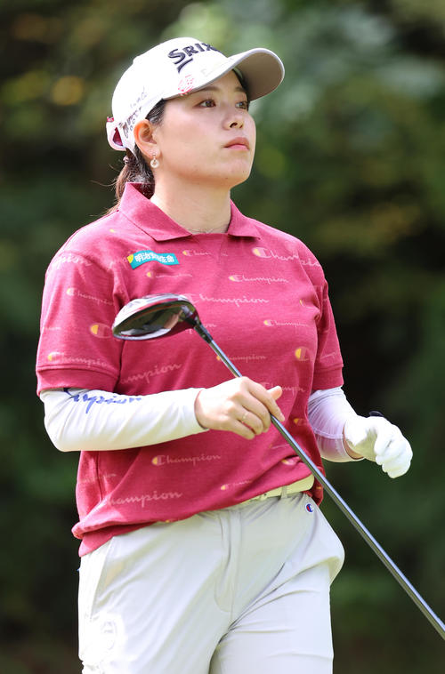 2番、ティーショットを放ち打球を見つめる勝（撮影・河野匠）