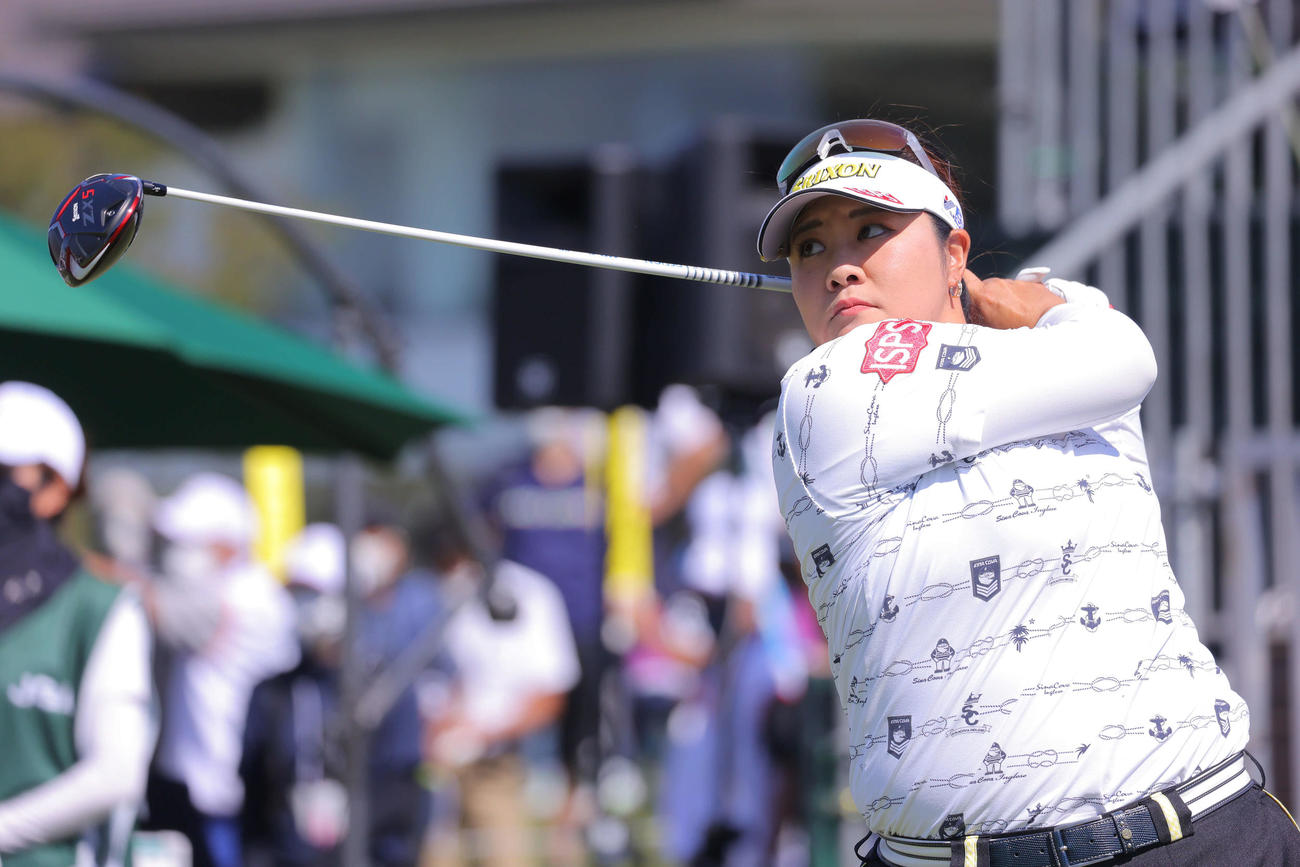 1番、ティーショットを放つ酒井（撮影・河田真司）