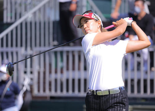 1番、ティーショットを放つ上田（撮影・河田真司）