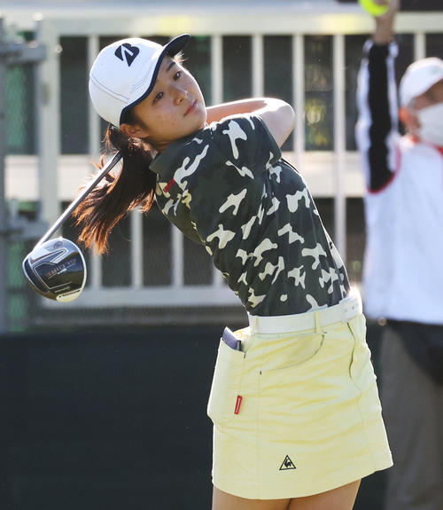 1番、ティーショットを放つ川崎（撮影・河田真司）