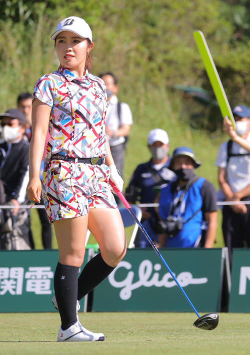 13番、ティーショットを放つ古江（撮影・河田真司）