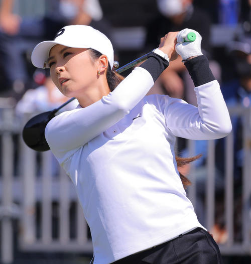 1番、ティーショットを放つ菊地（撮影・河田真司）