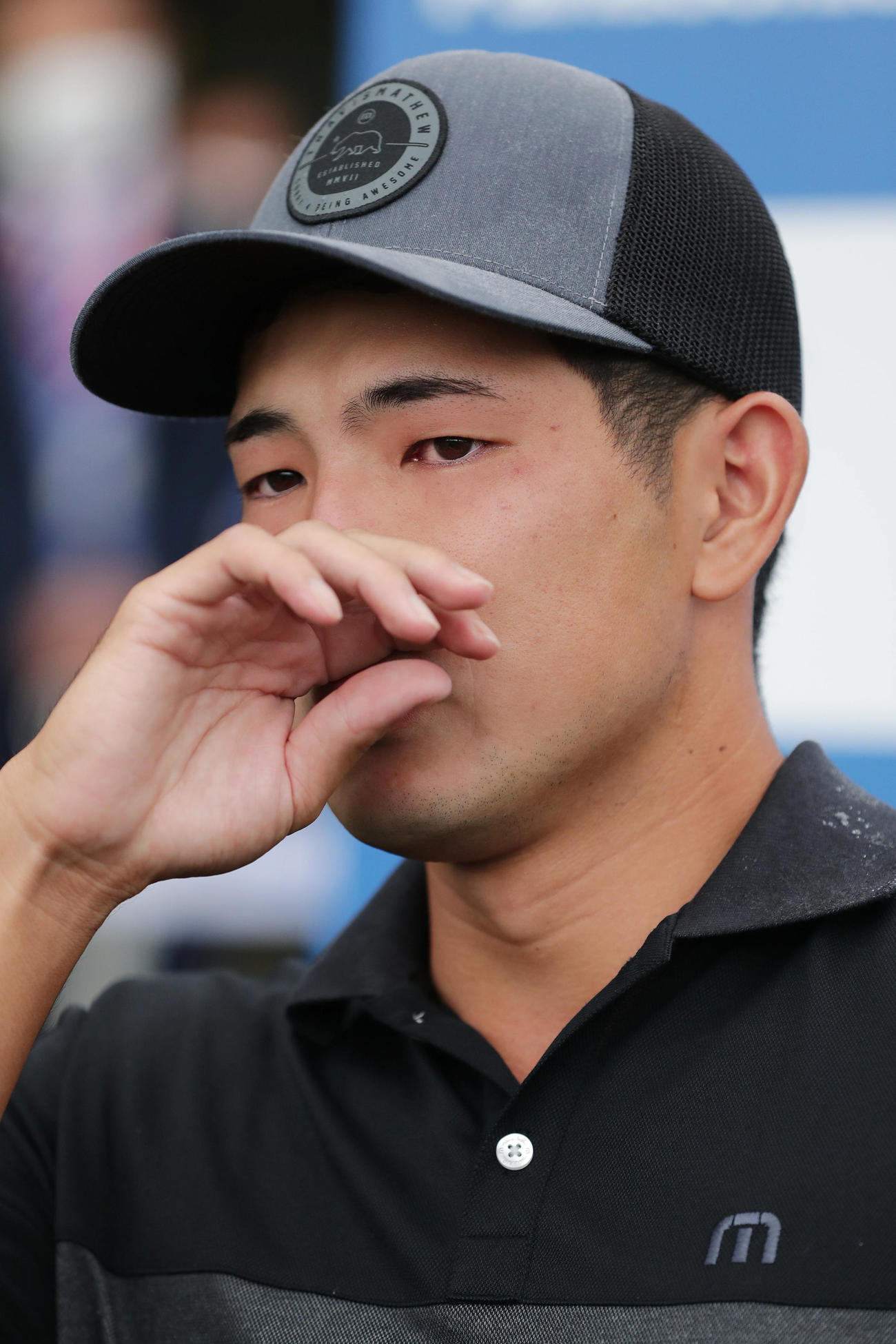 永野竜太郎とのプレーオフを制して優勝し、インタビューで涙を見せるアマチュアの中島啓太（撮影・前田充）