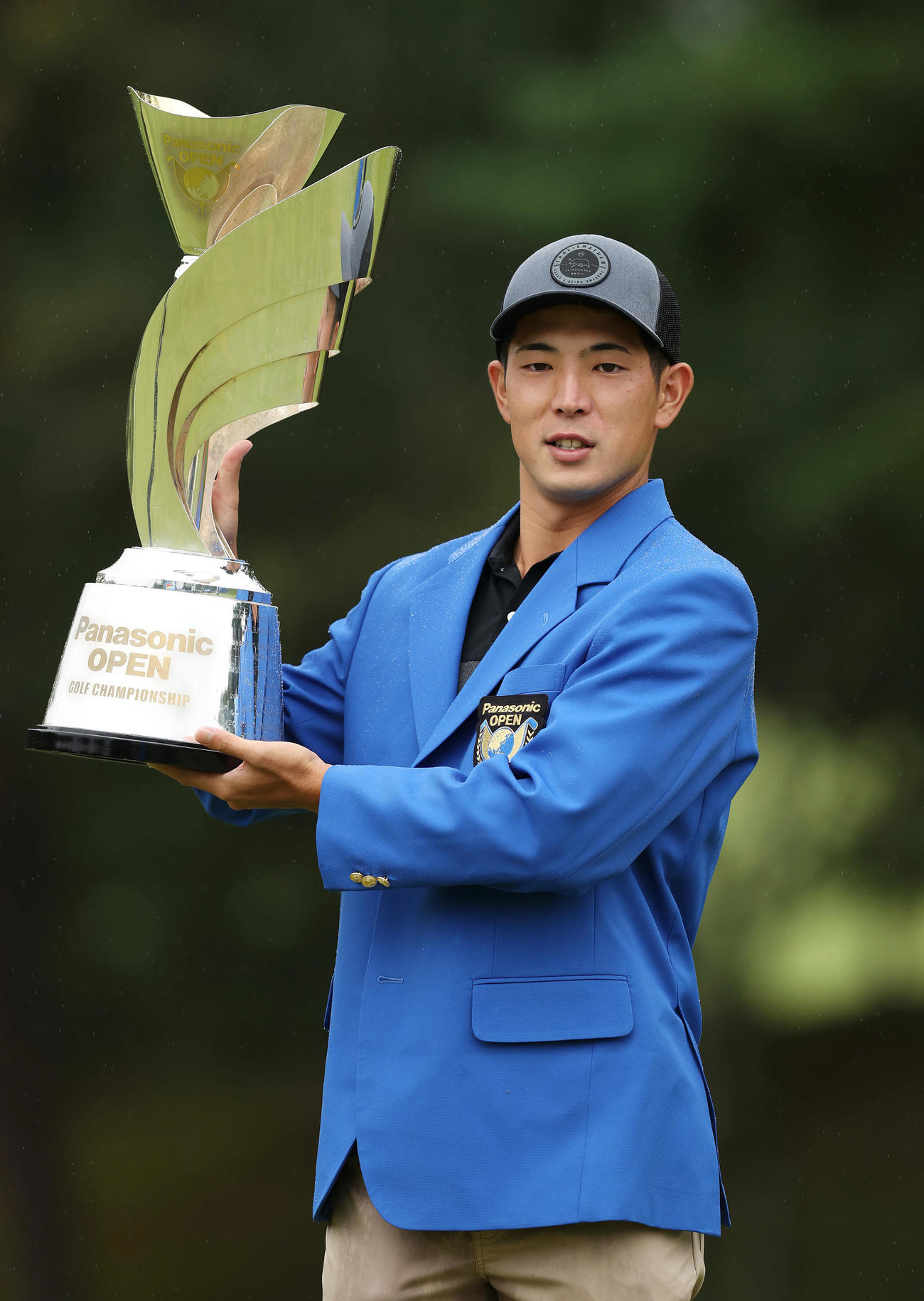 永野竜太郎とのプレーオフを制して優勝し、笑顔で優勝カップを掲げるアマチュアの中島啓太（撮影・前田充）