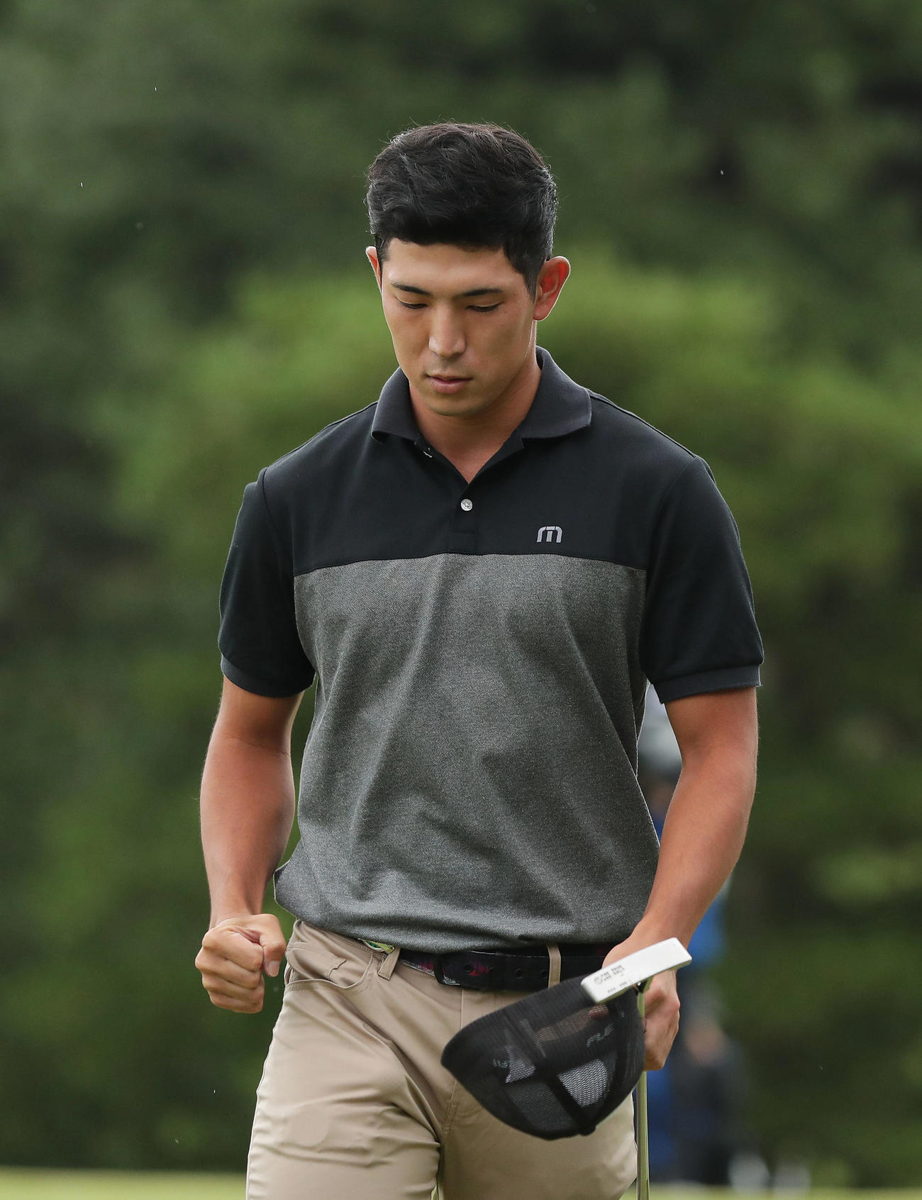 永野竜太郎とのプレーオフを制して優勝しガッツポーズする中島啓太（撮影・前田充）
