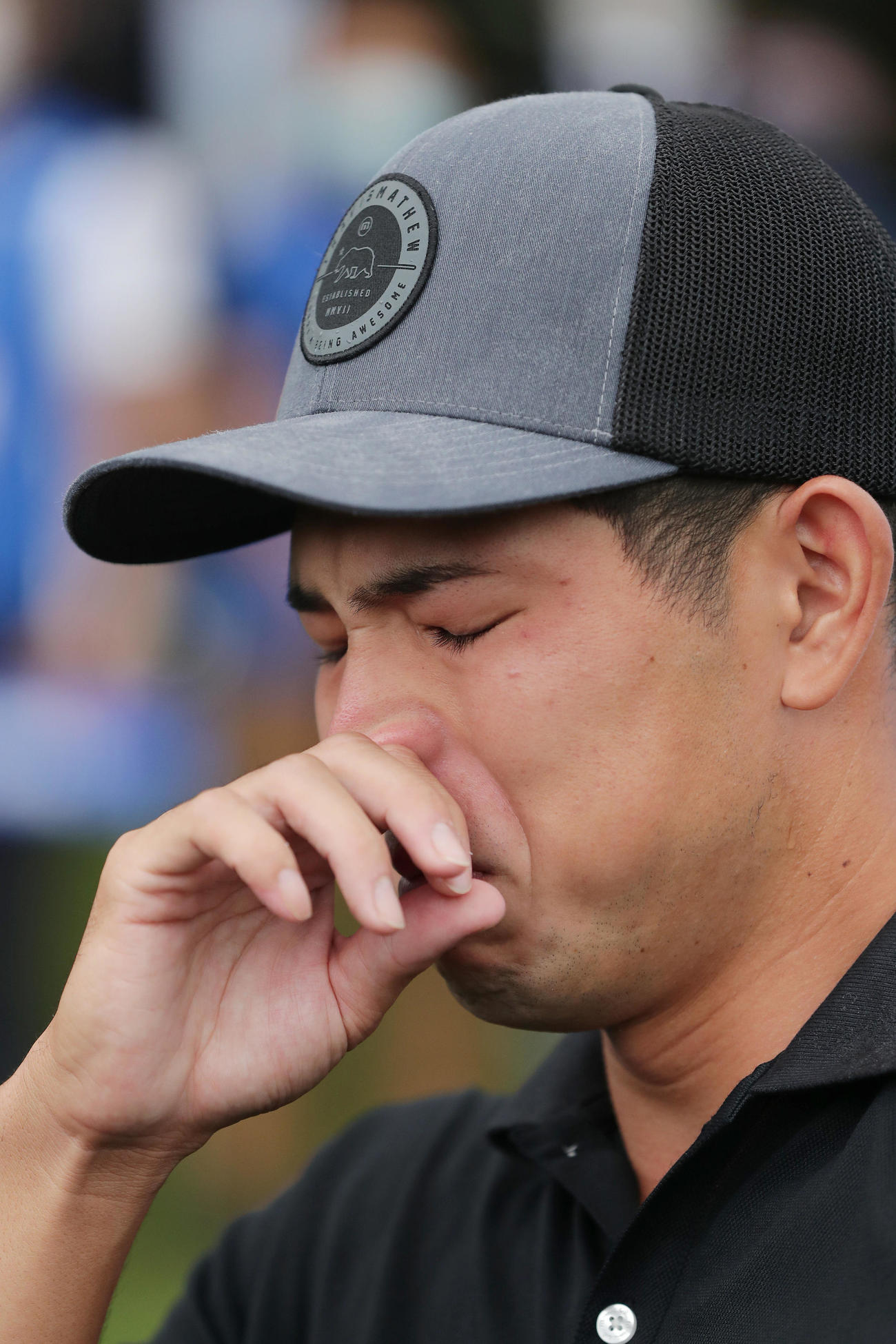 プレーオフを制して優勝し、インタビューで涙を見せるアマチュアの中島啓太（撮影・前田充）