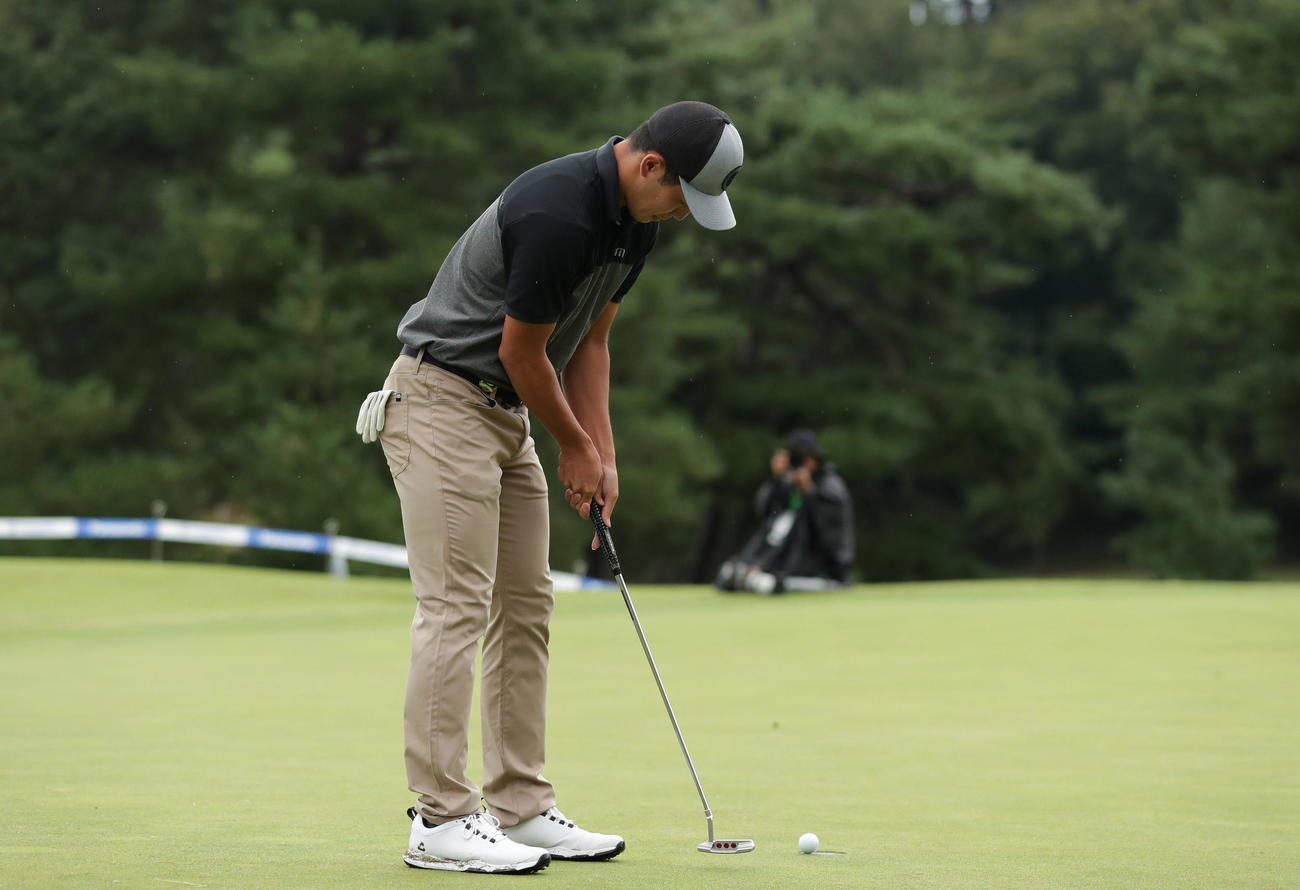 永野竜太郎とのプレーオフを制して優勝しガッツポーズする中島啓太（撮影・前田充）
