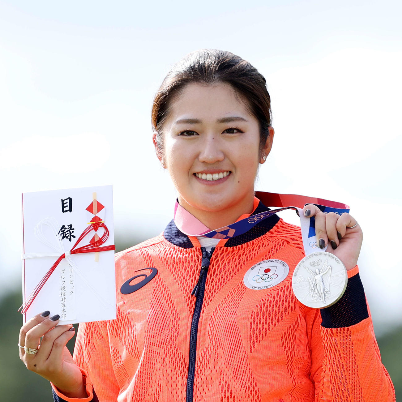 東京五輪で銀メダルを獲得し、報奨金を受け取る稲見（撮影・河田真司）