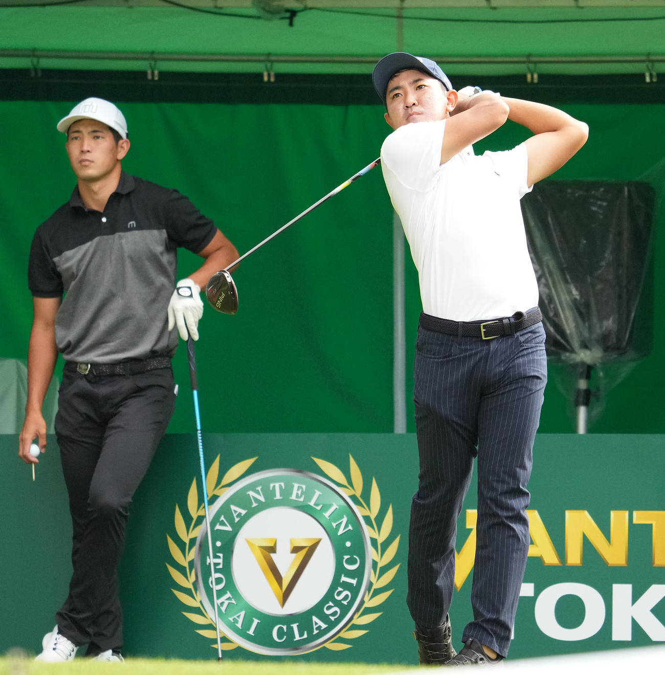 第51回バンテリン東海クラシック「指定練習日」　1番、ティーショットを放つ金谷（右）左は中島（撮影・森本幸一）