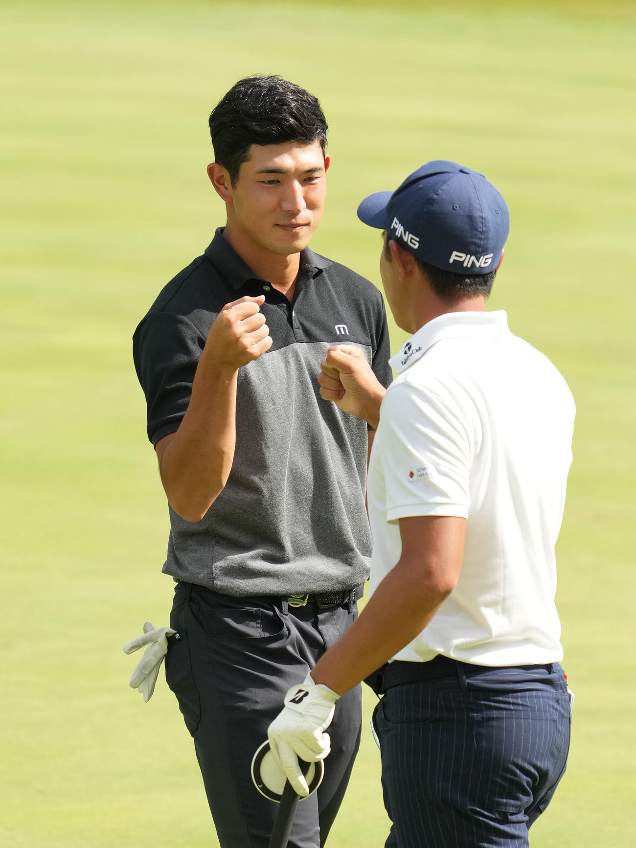 第51回バンテリン東海クラシック「指定練習日」　練習を終え金谷とタッチをかわす中島（左）（撮影・森本幸一）