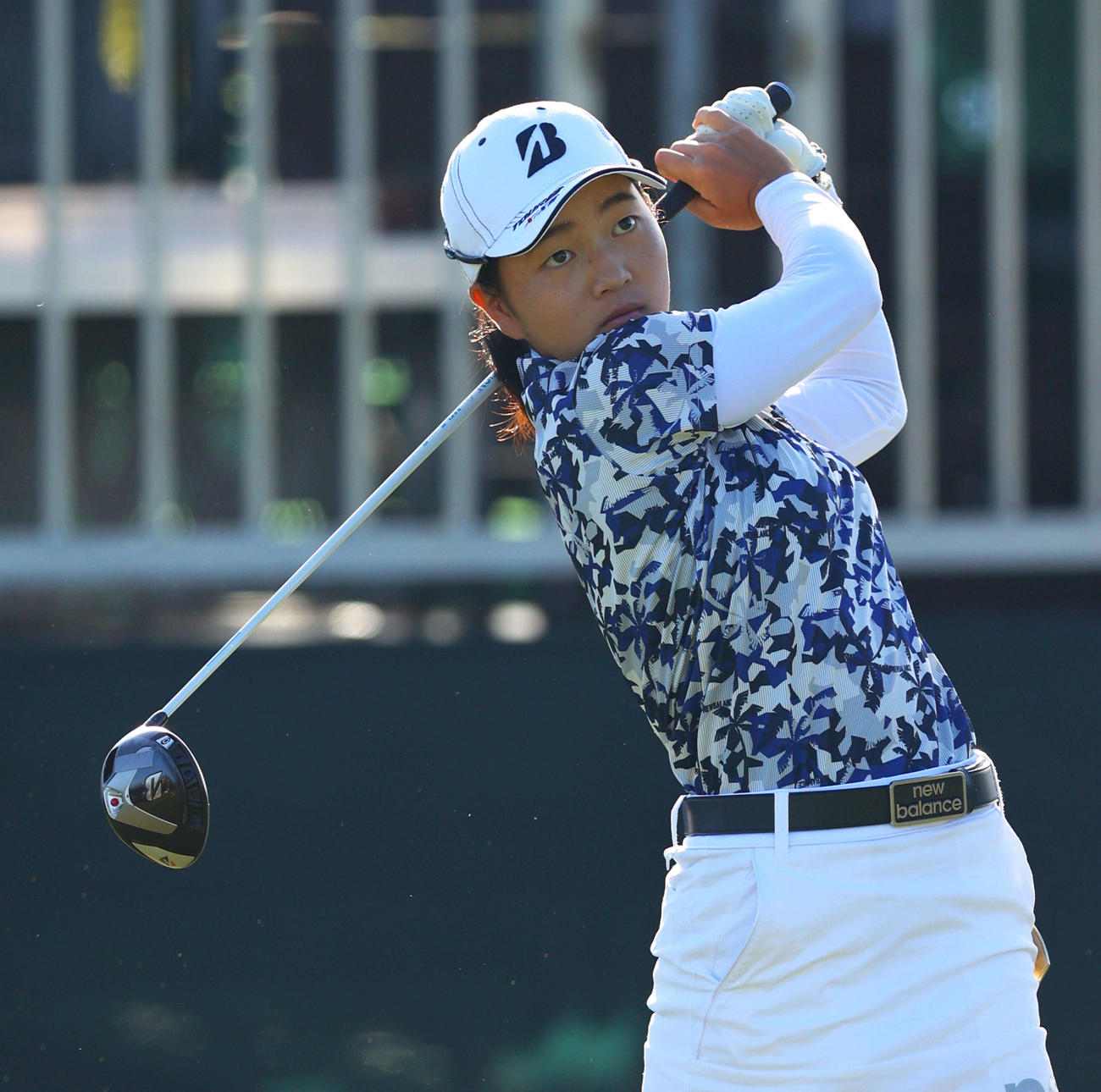 1番、ティーショットを放つ佐藤（撮影・河田真司）