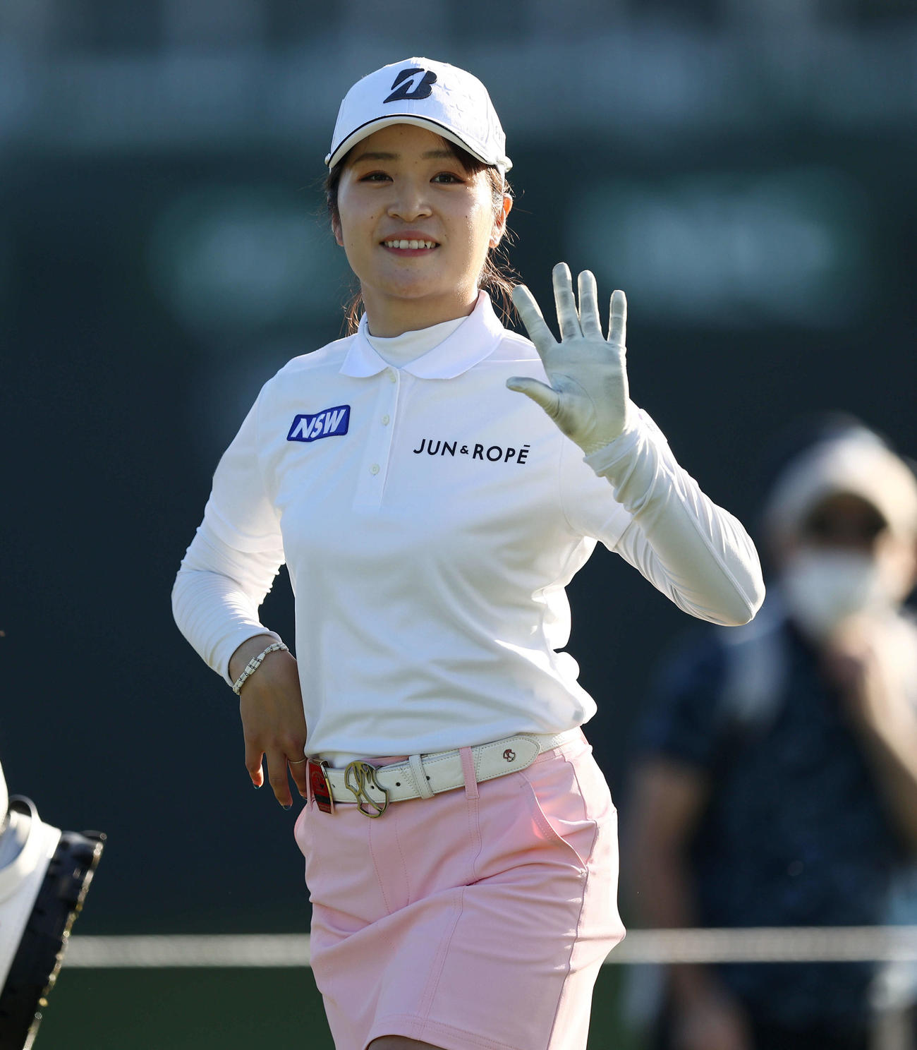 10番、笑顔で手を振る三ケ島（撮影・河田真司）