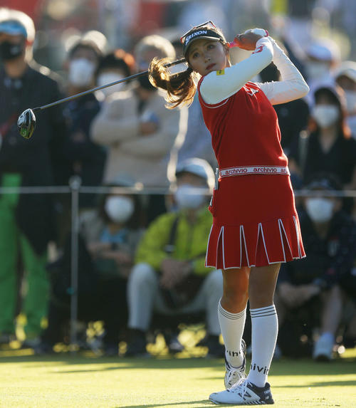 10番、ティーショットを放つ臼井（撮影・河田真司）