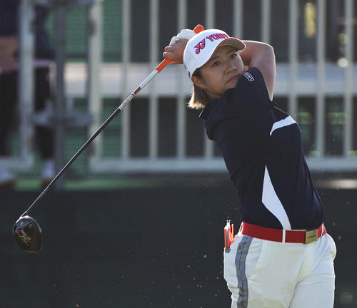 10番、ティーショットを放つ泉田（撮影・河田真司）