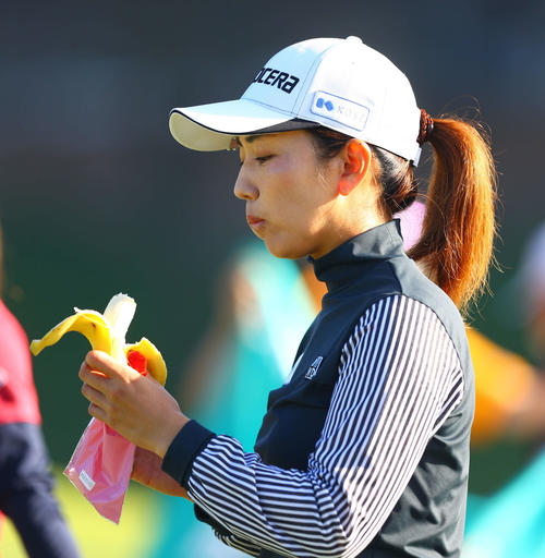 10番、バナナを食べる笠（撮影・河田真司）