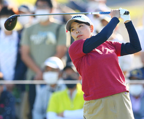 10番、ティーショットを放つ勝（撮影・河田真司）