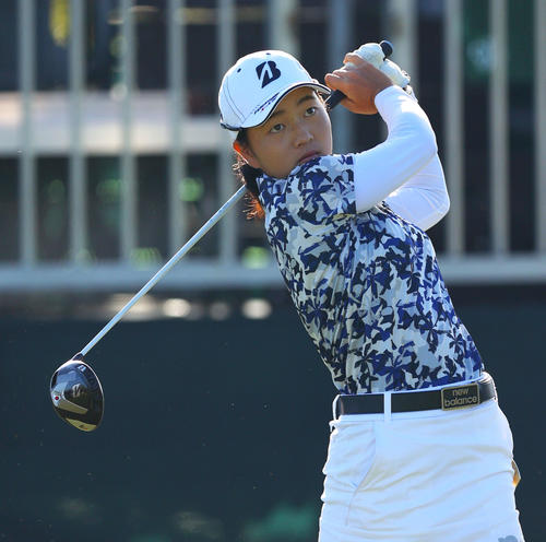 1番、ティーショットを放つ佐藤（撮影・河田真司）