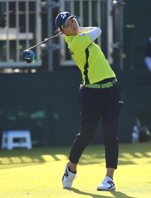 1番、ティーショットを放つ福山（撮影・河田真司）