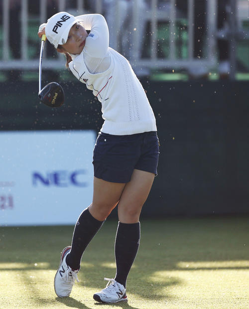 1番、ティーショットを放つ大出（撮影・河田真司）