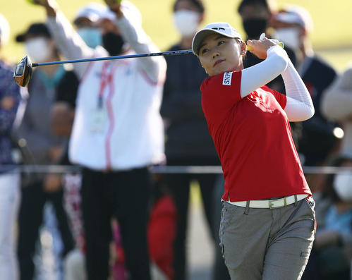 10番、ティーショットを放つイ・ナリ（撮影・河田真司）