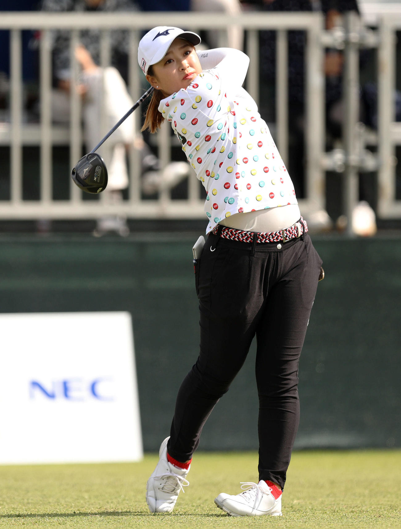 1番、ティーショットを放つ西郷（撮影・河田真司）