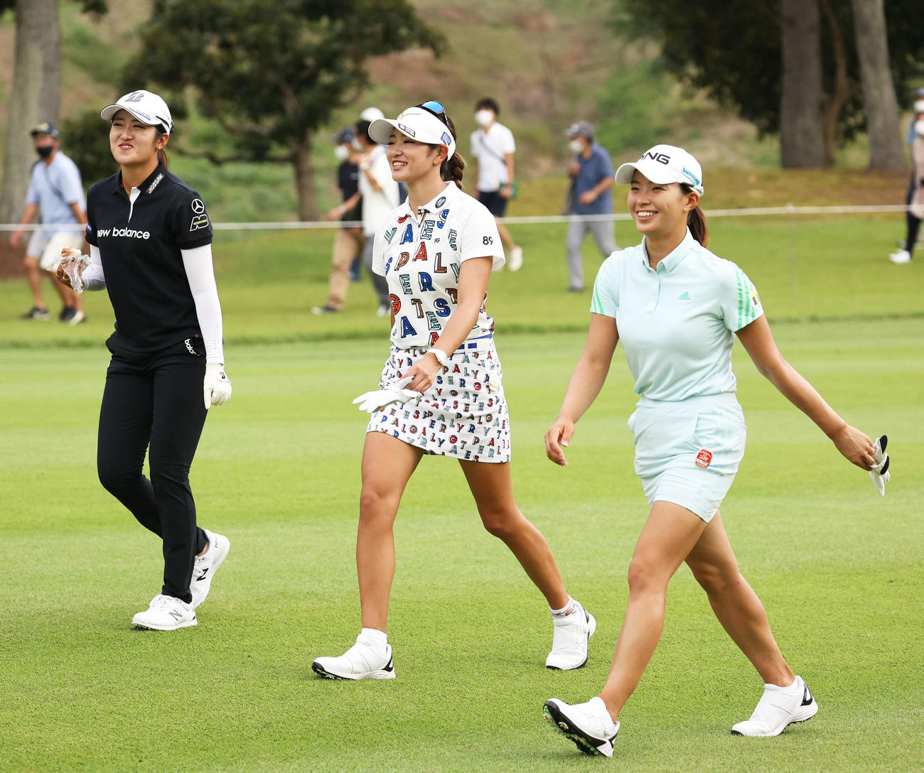 12番、笑顔で会話しながら移動する、左から稲見、原、渋野（撮影・河田真司）