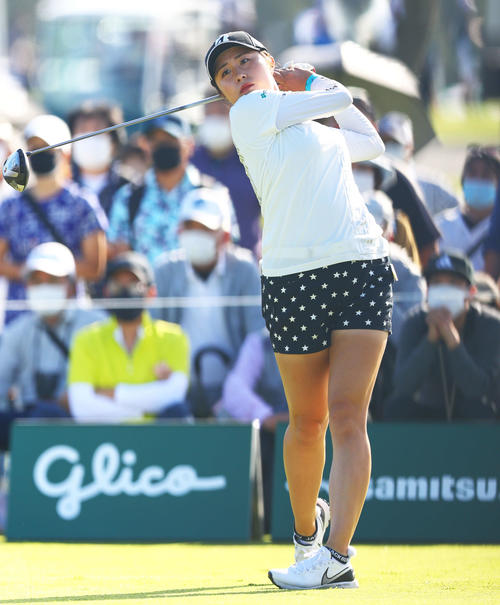 10番、ティーショットを放つ大里（撮影・河田真司）