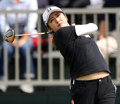 1番、ティーショットを放つ稲見（撮影・河田真司）