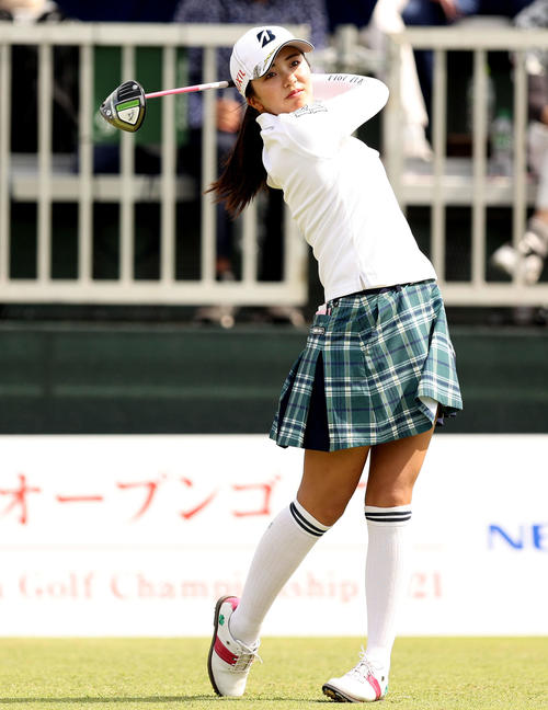 1番、ティーショットを放つ堀（撮影・河田真司）