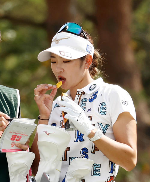 8番、スナック菓子を食べる原（撮影・河田真司）