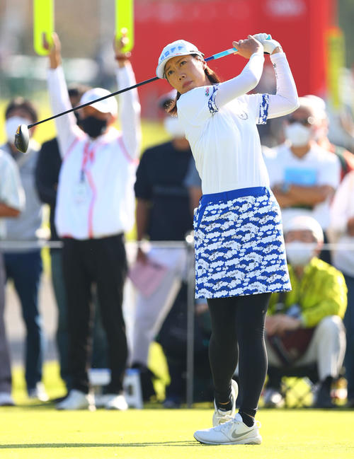 10番、ティーショットを放つ李知姫（撮影・河田真司）
