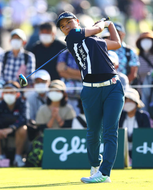 10番、ティーショットを放つ岡山（撮影・河田真司）