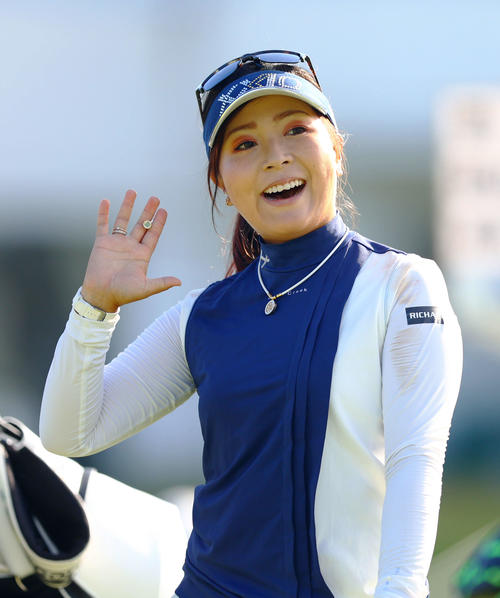10番、笑顔で手を振る青木（撮影・河田真司）