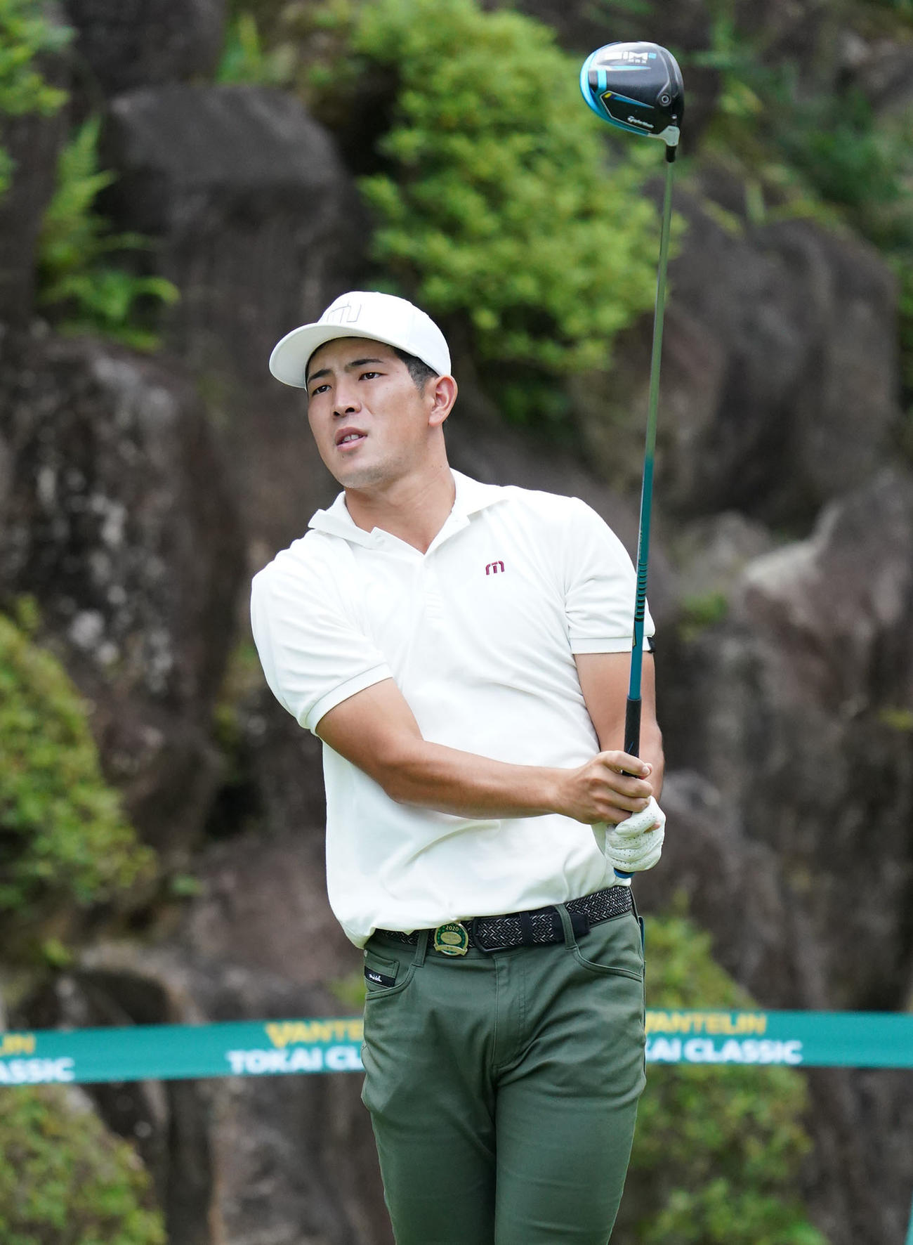 18番、ティーショットを放つ中島啓太（撮影・森本幸一）