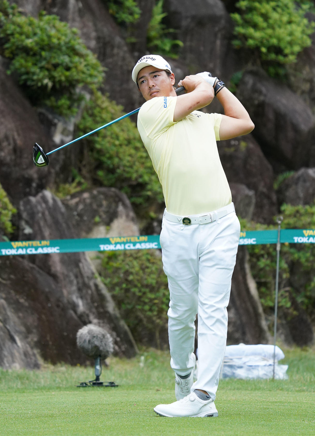 18番、ティーショットを放つ石川遼（撮影・森本幸一）