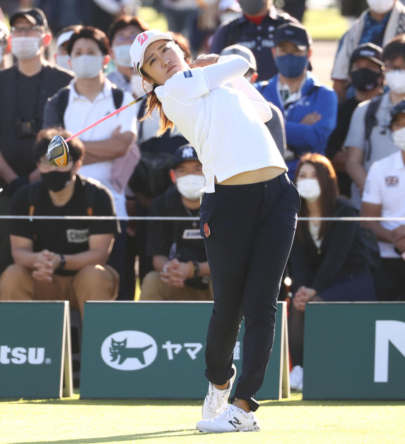 10番、ティーショットを放つ稲見萌寧（撮影・河田真司）