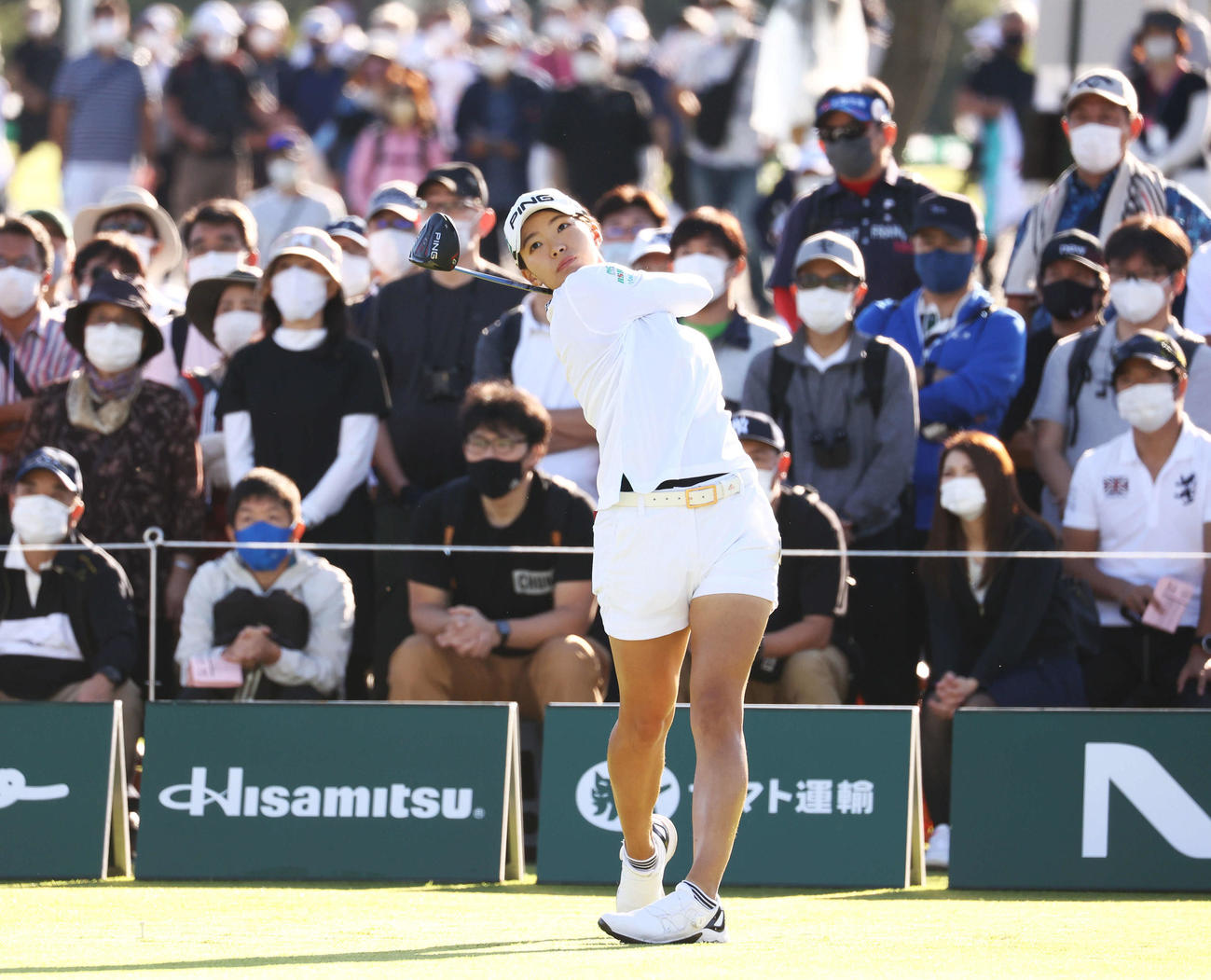 10番、ティーショットを放つ渋野（撮影・河田真司）