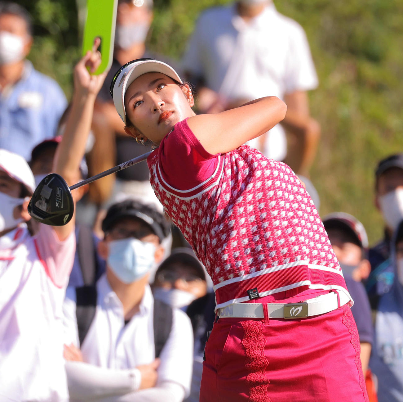 13番、ティーショットを放つ原（撮影・河田真司）